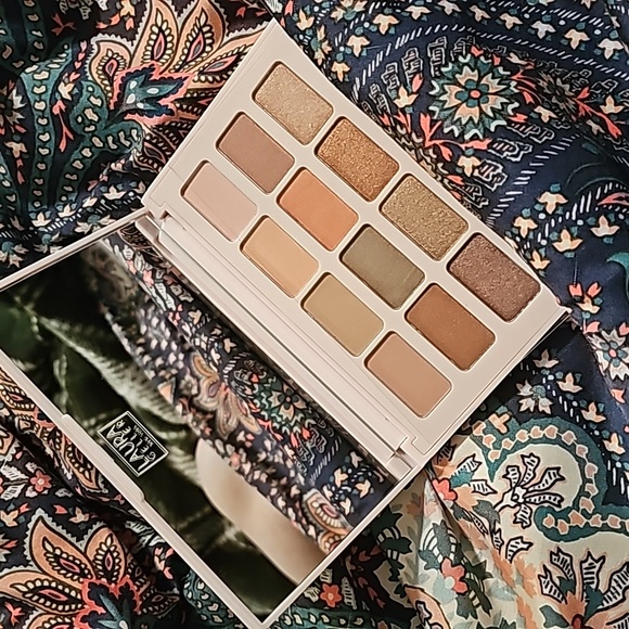 2 eyeshadow palettes - Picture 2 of 5